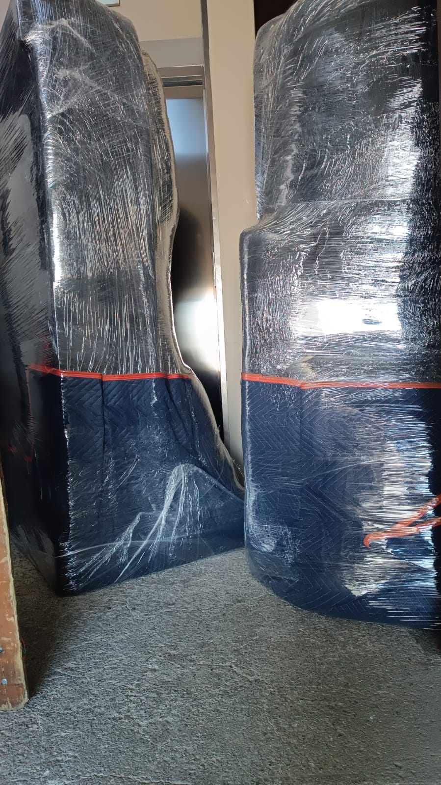 Camión azul con cajas y mobiliario acomodado