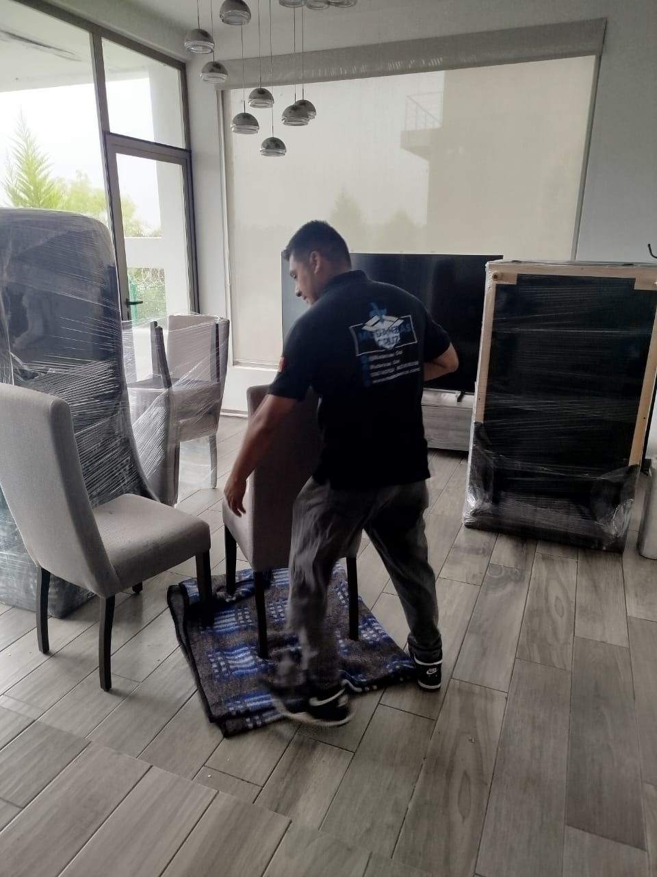 Personal trabajando durante una mudanza