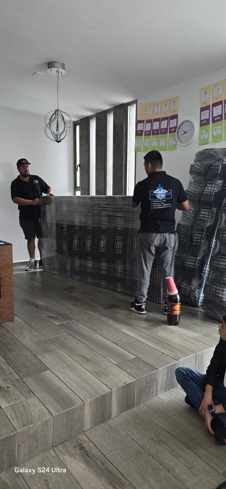 Personas trasladando un sillón protegido